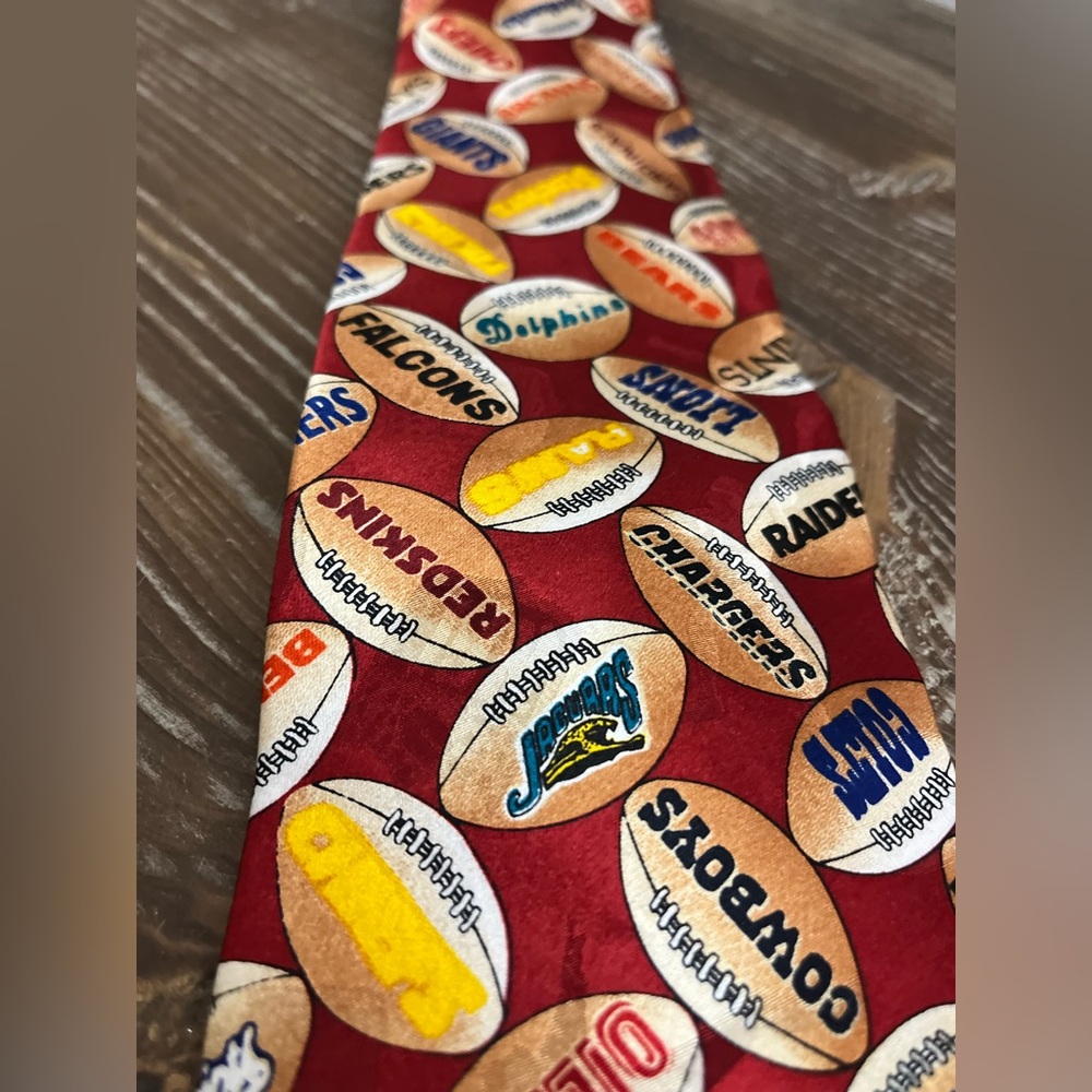 Vintage Team NFL Football Team Logo Tie Footballs Franchise Team Logos 100% Silk - Picture 4 of 9